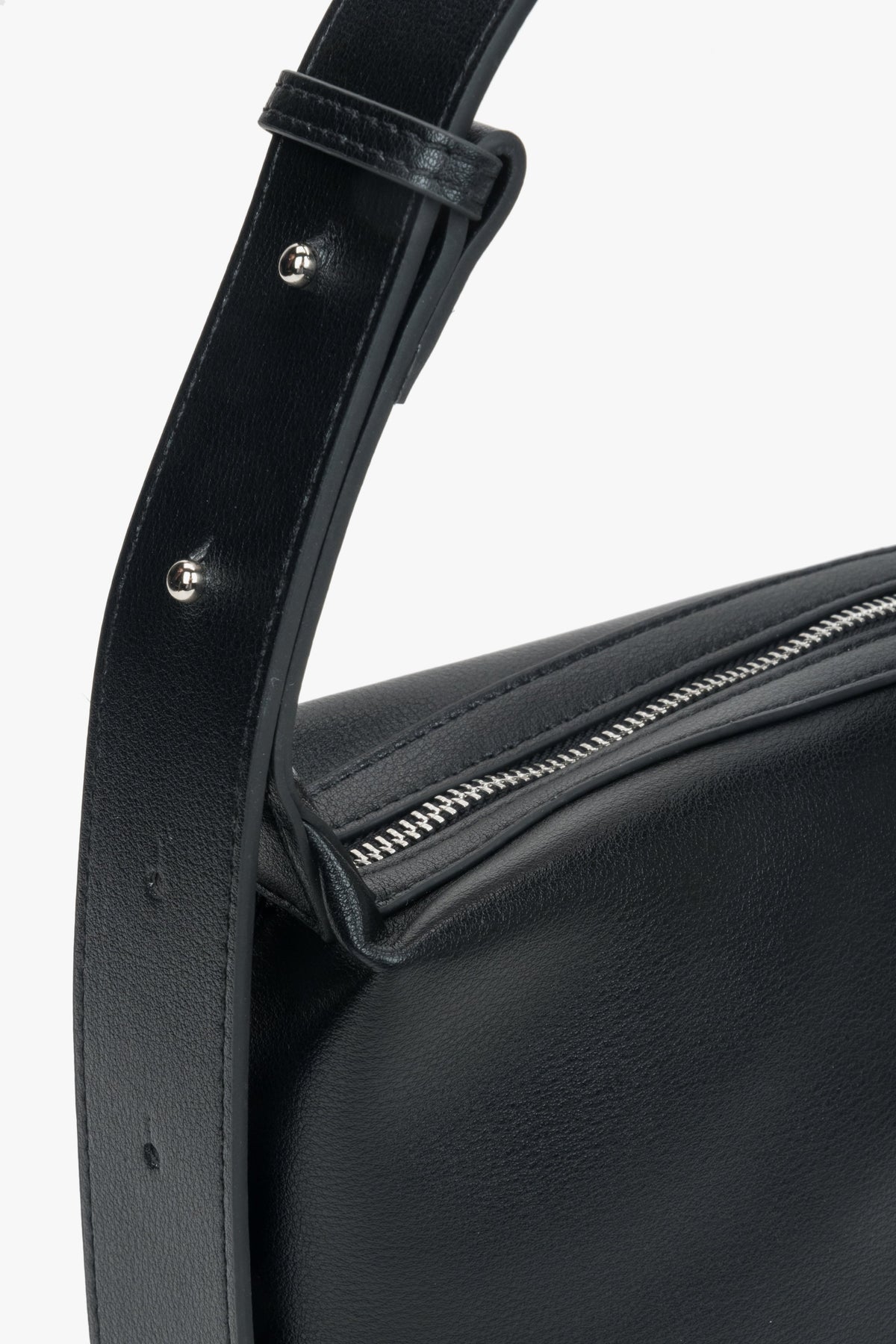 Stylish black natural leather messenger bag from Estro, comfortable for shoulder wear – details.