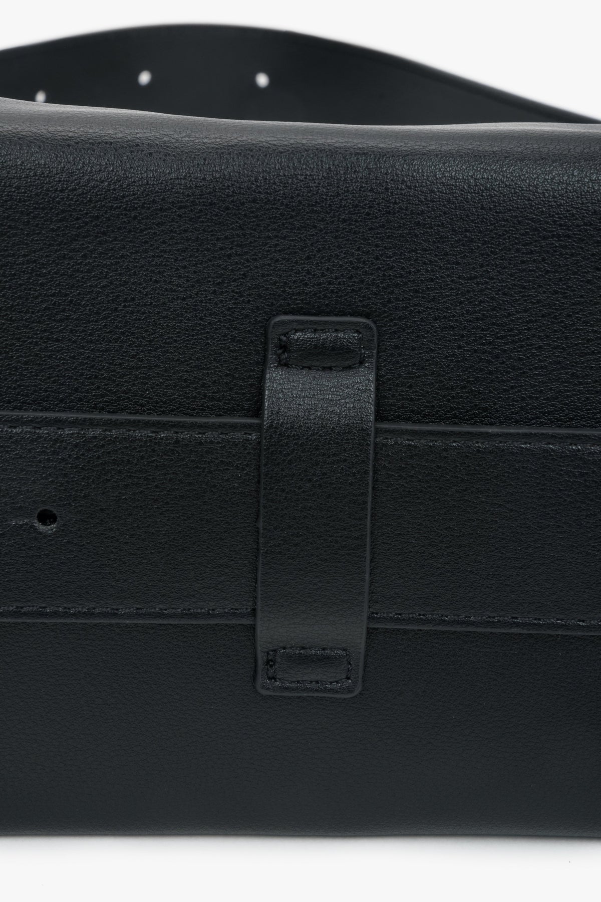 Black natural leather messenger bag from Estro, perfect for everyday shoulder wear – close-up on stitching.