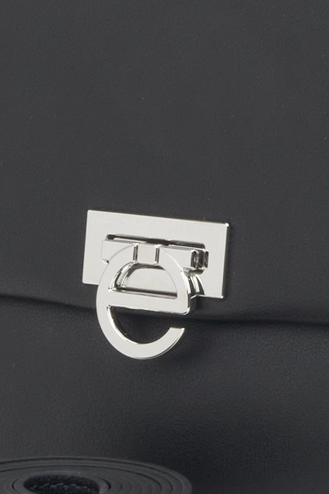 Women's black leather crossbody bag Estro - details.