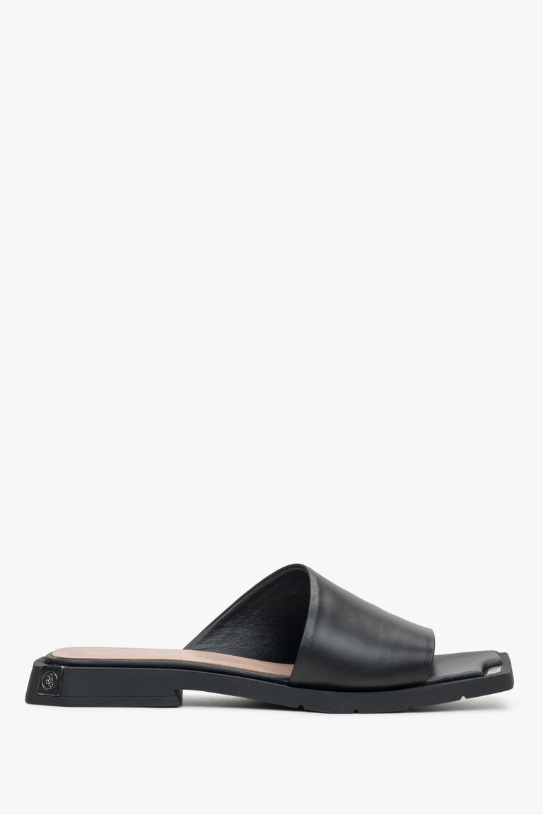 Women's flat mules for summer in black Estro made of natural leather - presentation of the tip and sideline of the shoes.