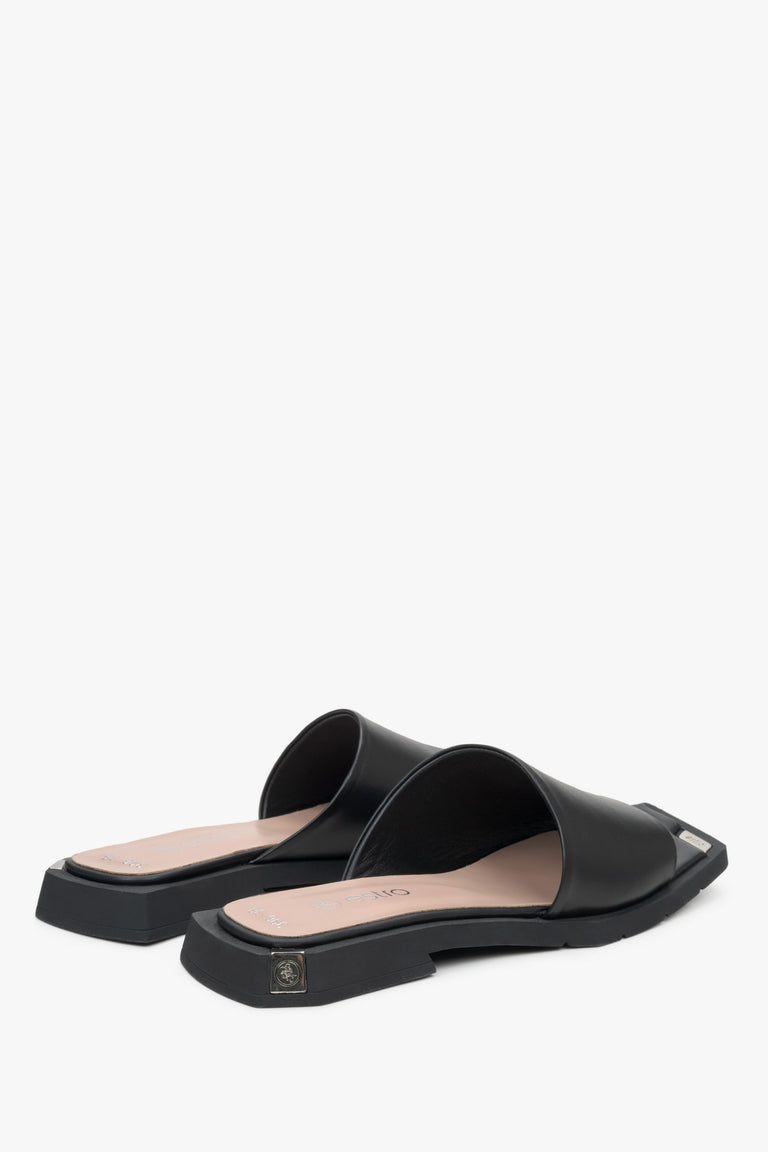 Women's leather mules for summer in black - presentation of the back of the model.