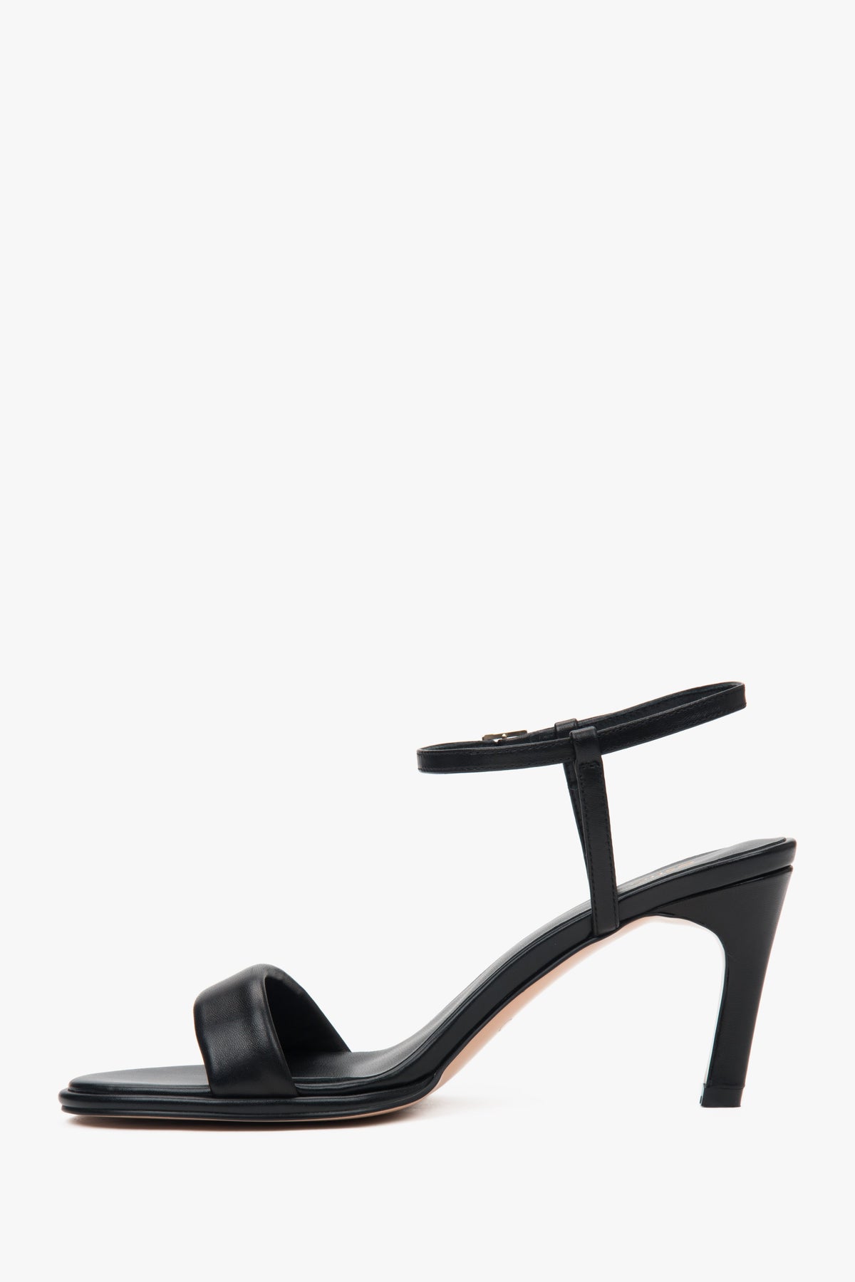 Stylish black women's sandals by Estro, crafted from natural leather.