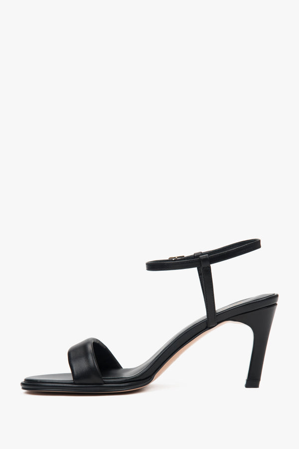Stylish black women's sandals by Estro, crafted from natural leather.