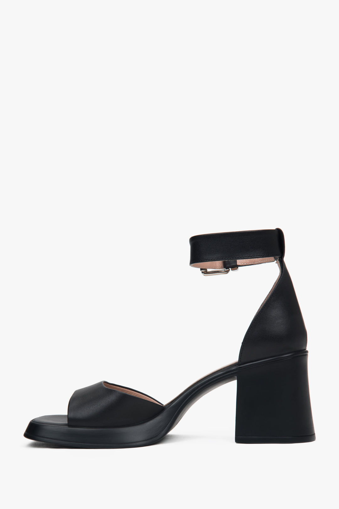 Stylish black women's sandals by Estro, made of high-quality natural leather and set on a comfortable block heel.
