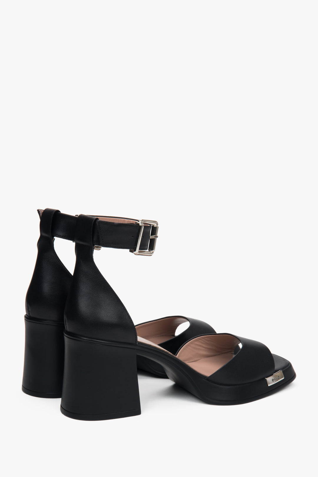 Timeless black women's sandals by Estro, made of natural leather and set on a trendy block heel.