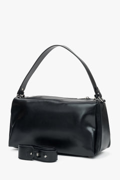 Elegant black crossbody bag by Estro, made of high-quality natural leather.