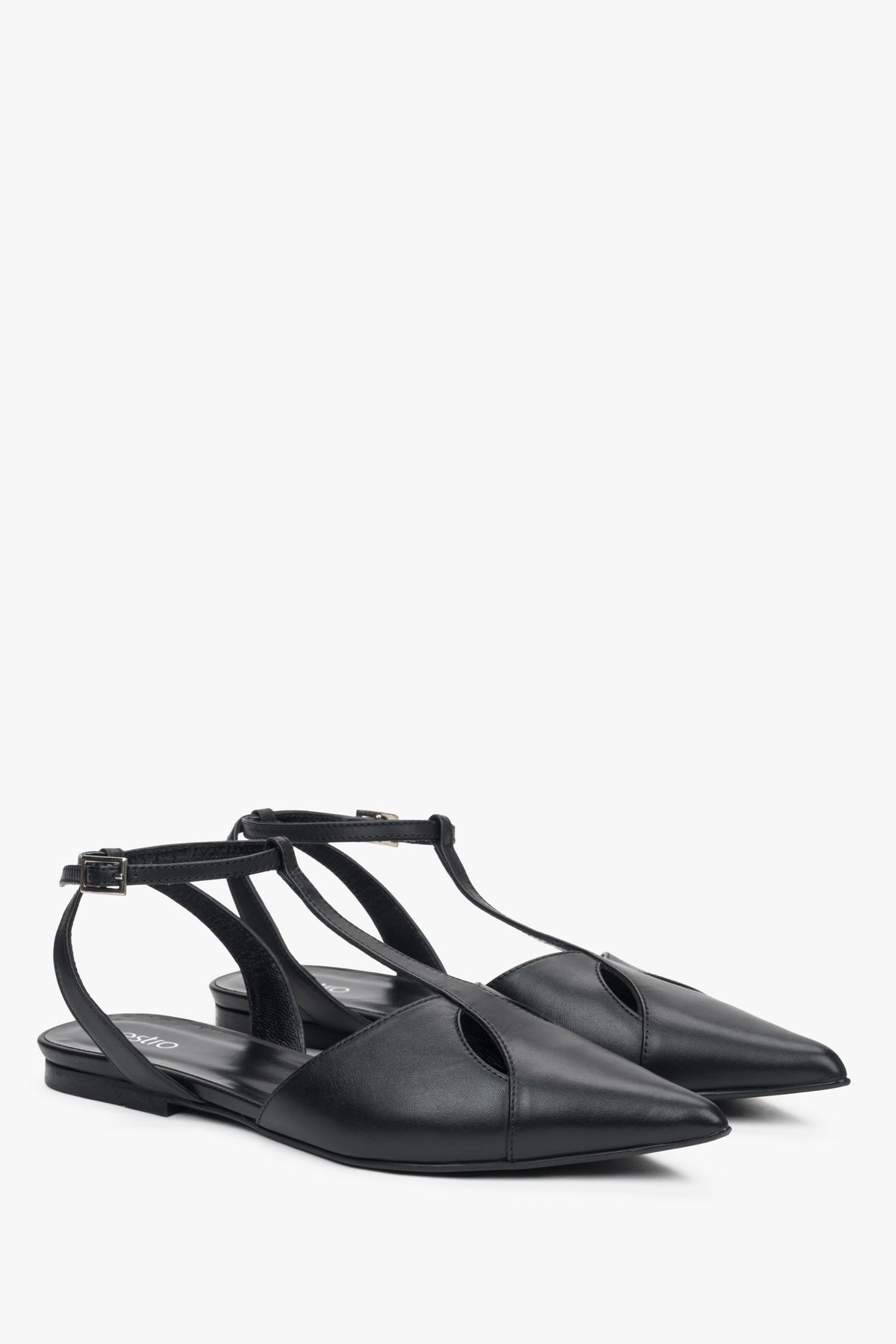 Elegant black women's sandals by Estro, made of natural leather, featuring a refined pointed toe.