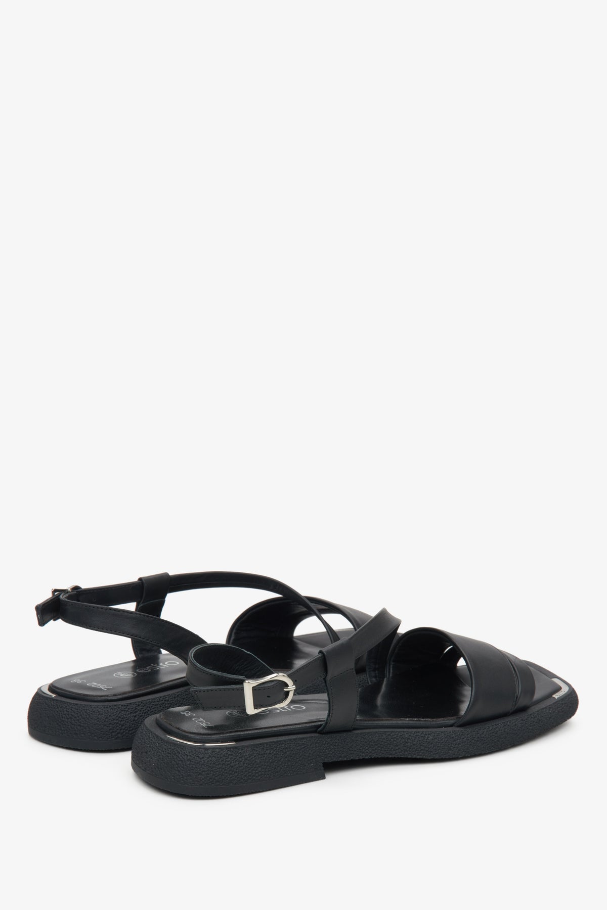 Black women's sandals by Estro, made of natural leather and set on a comfortable, stable sole.