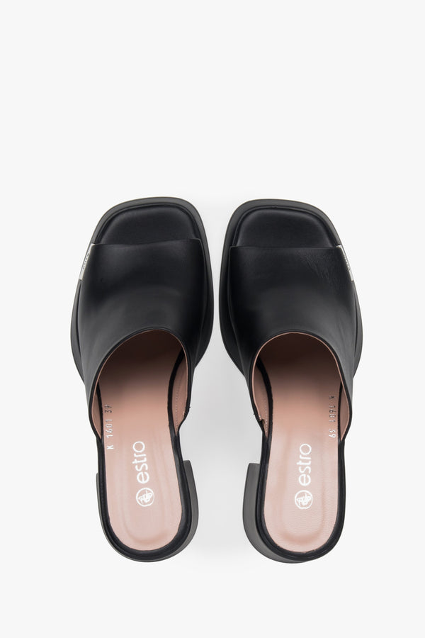 Black leather sandals by Estro, perfect for summer, featuring a comfortable and stable block heel.