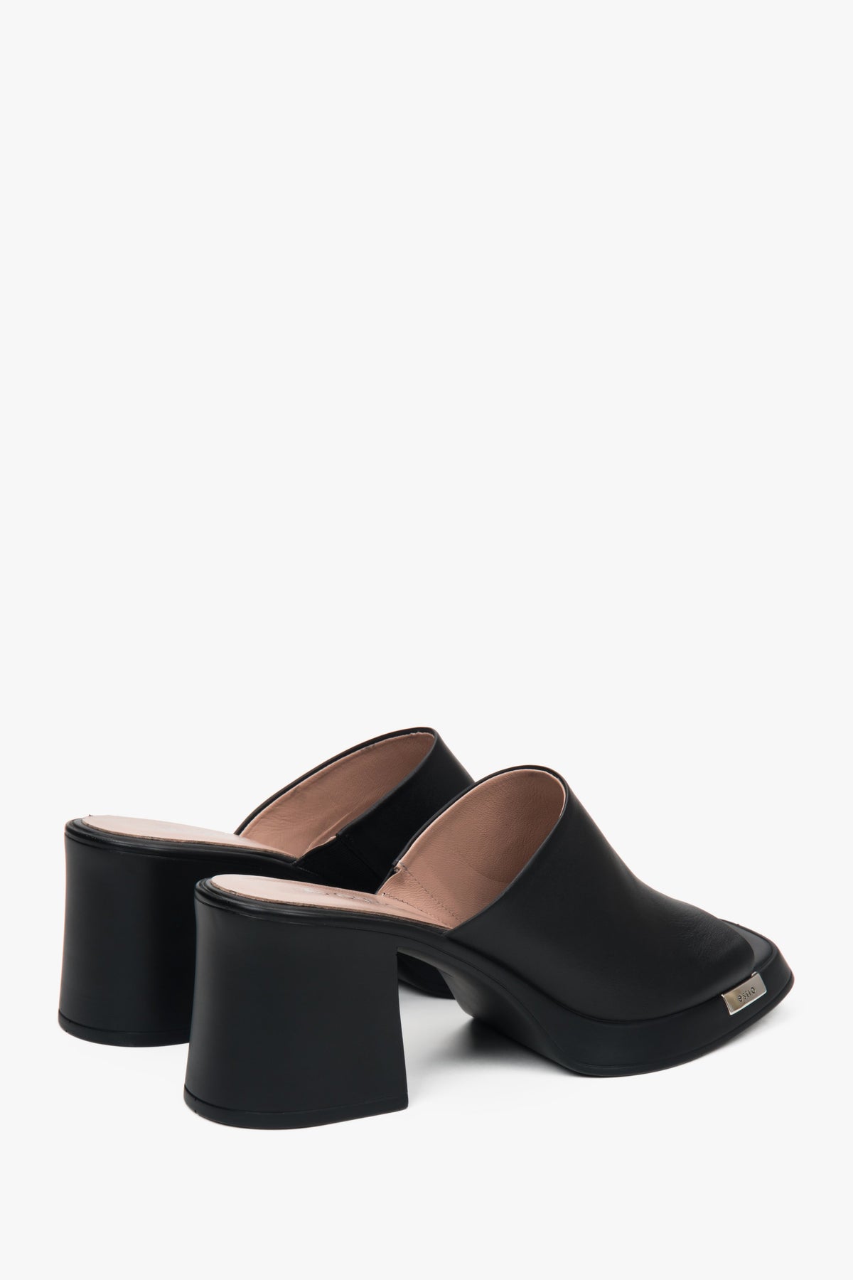Black women's sandals by Estro, made of natural leather and set on a stable block heel.