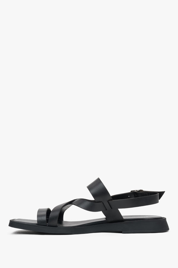 Delicate black women's sandals by Estro, made of high-quality natural leather and composed of thin straps.