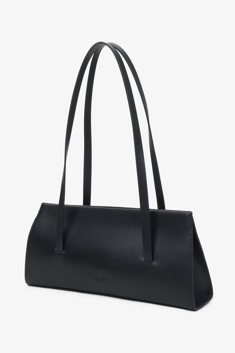 Stylish black women's handbag by Estro, made of natural leather and equipped with long handles for shoulder wear.