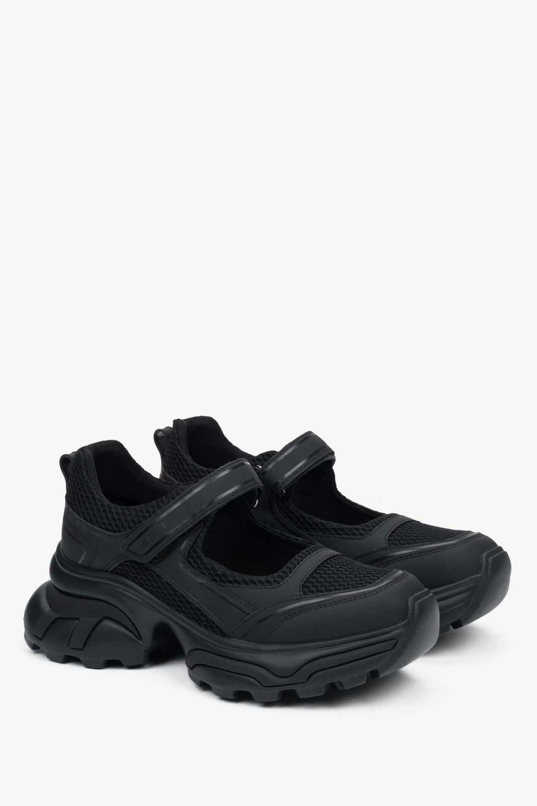 Modern black ES8 women's sneakers with a sandal design, made of leather and breathable fabrics — perfect for warmer days and summer outfits.