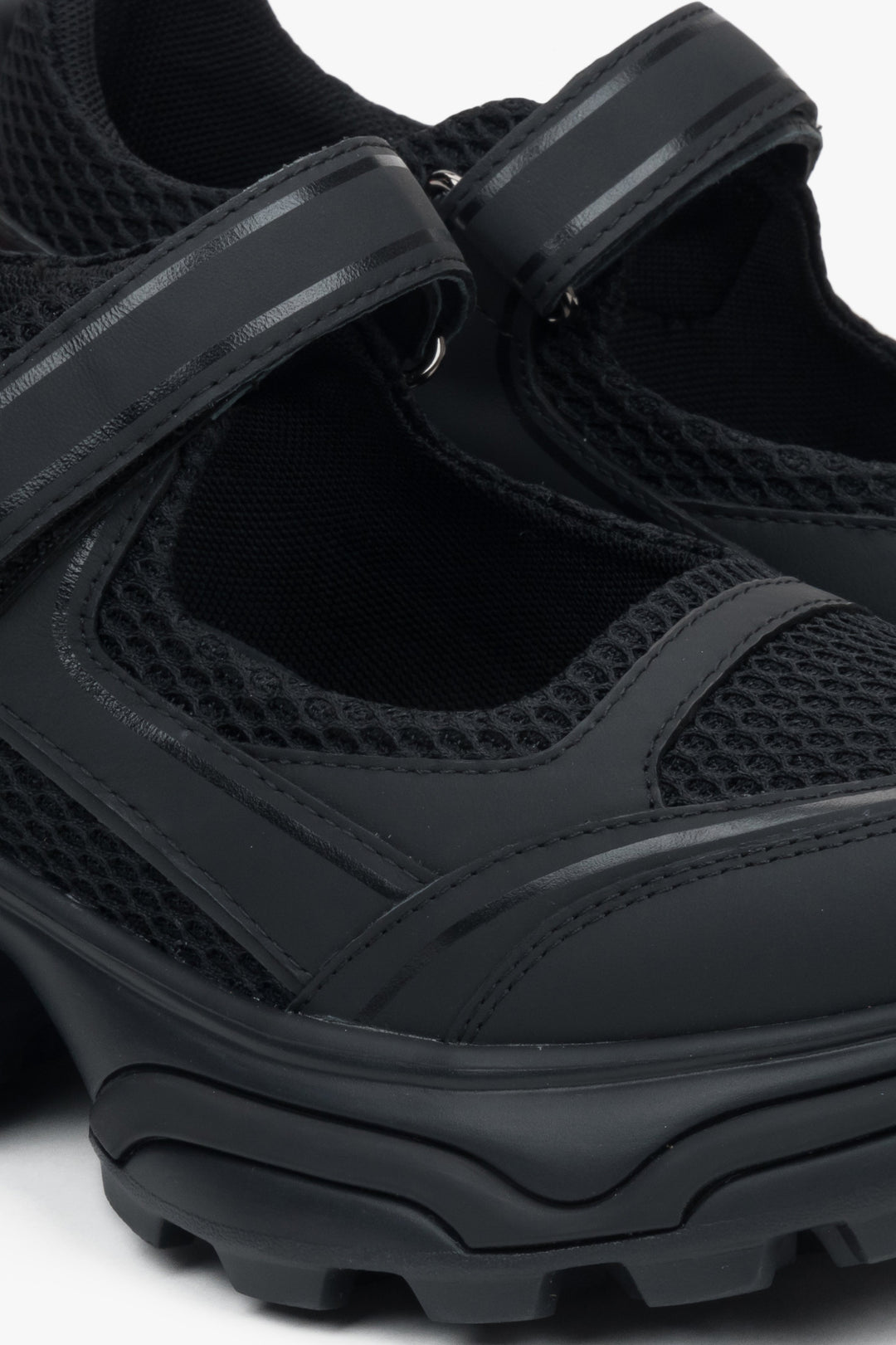 Black ES8 women's sneakers with a sandal-style cut, made of leather and breathable textiles – close-up of the details.