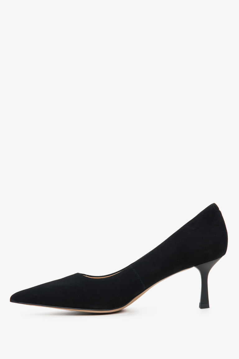 Women's pumps made of natural velour in black.