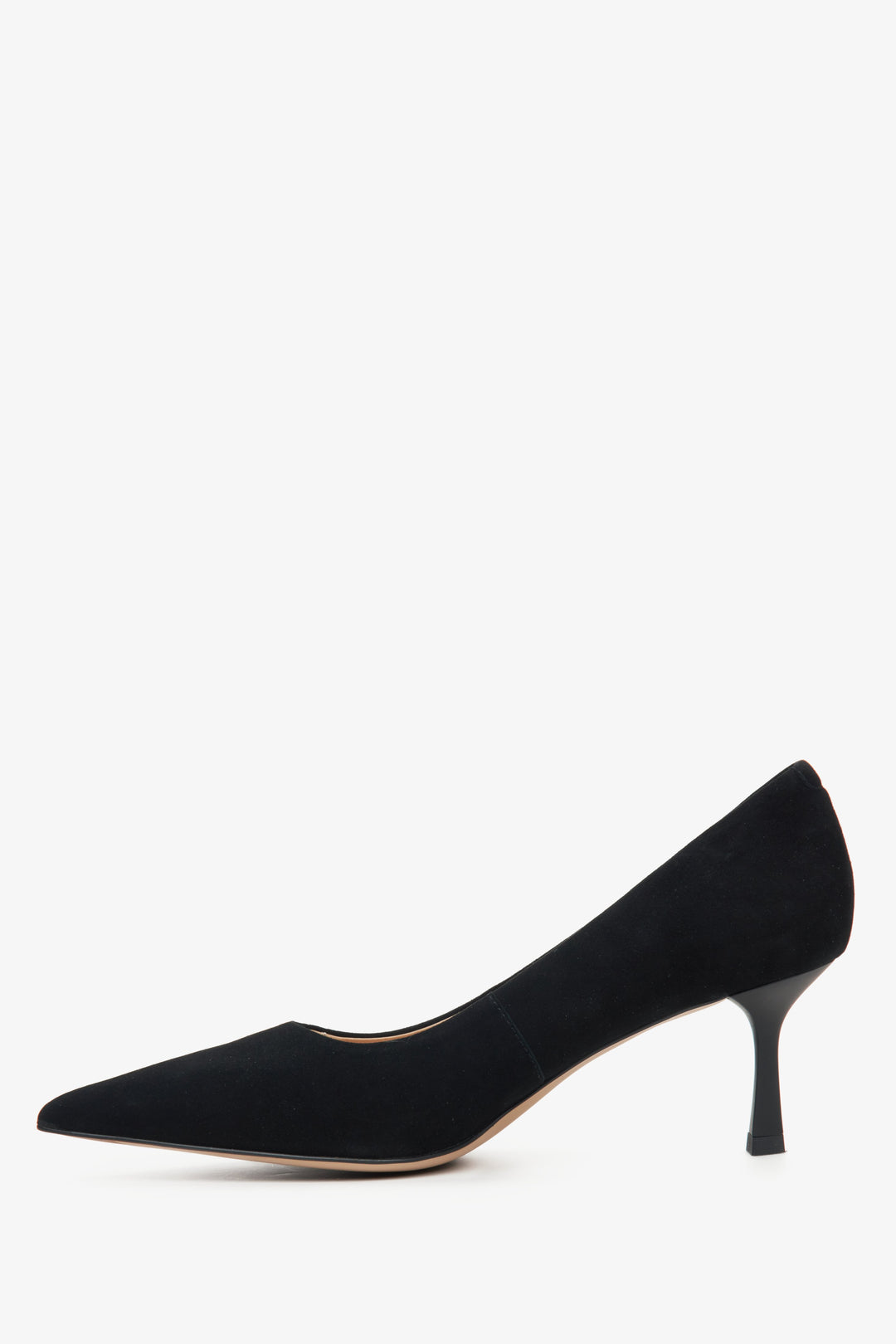 Women's pumps made of natural velour in black.