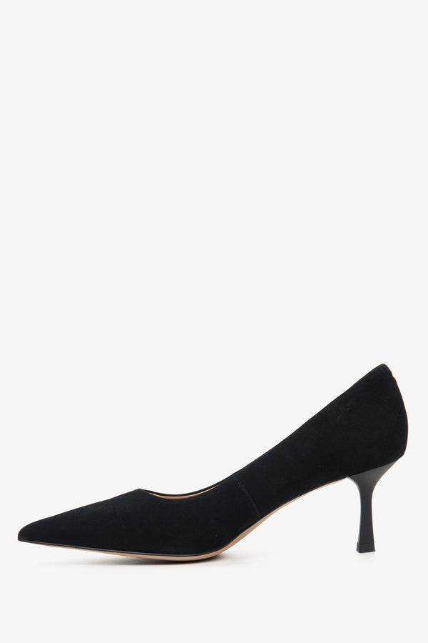 Women's pumps made of natural velour in black.