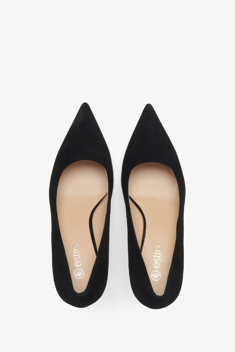 Women's low-heel pumps by Estro made of natural velour.