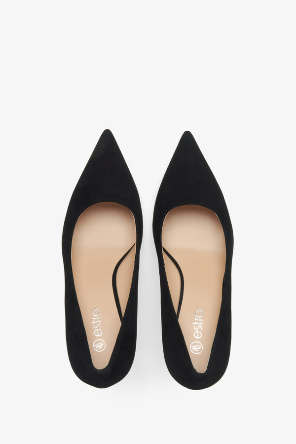 Women's low-heel pumps by Estro made of natural velour.