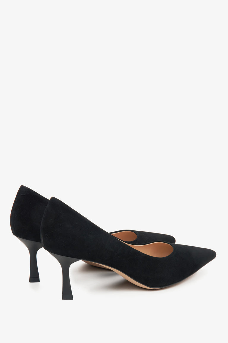 Elegant black pumps made of natural velour with a low heel.