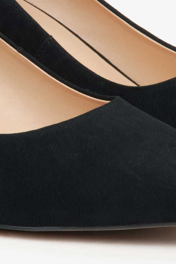 Black velour women's pumps by Estro with a low heel – details.
