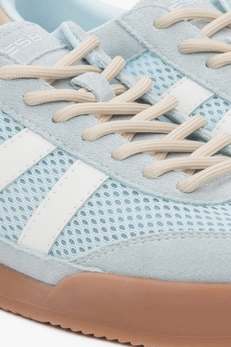 Women's sneakers made of mesh and velour in blue – close-up of the details.