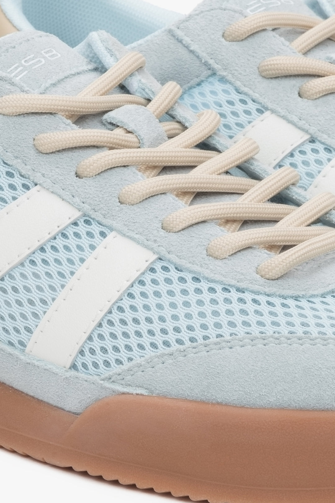 Women's sneakers made of mesh and velour in blue – close-up of the details.