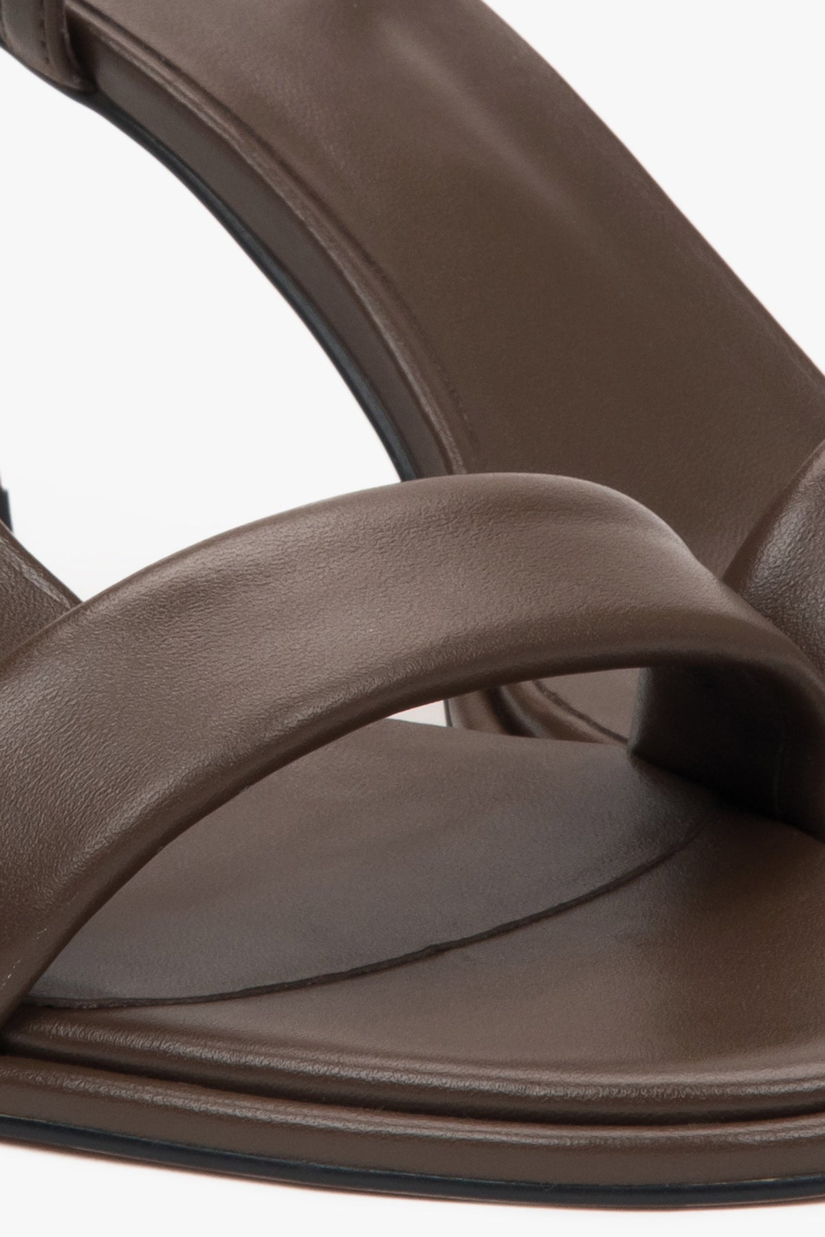 Brown leather women's sandals by Estro - details.