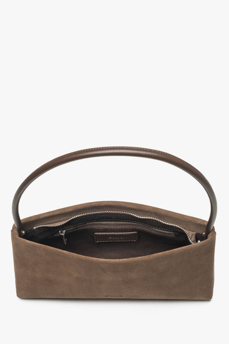 Women's bag by Estro, made of natural velour in a brown shade, perfect for wearing on the shoulder.