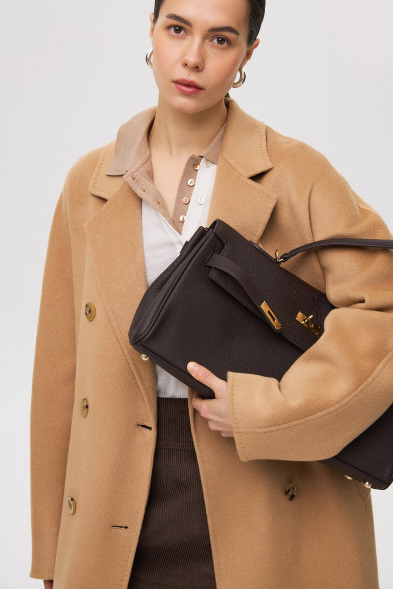 Women's caramel coat made of wool and cashmere by Estro.