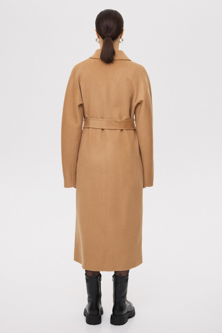 Women's elegant caramel belted coat made of wool and cashmere by Estro.