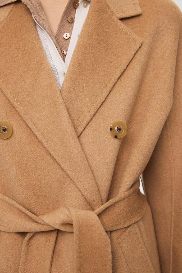 Caramel wool and cashmere women's coat by Estro - close-up of details.