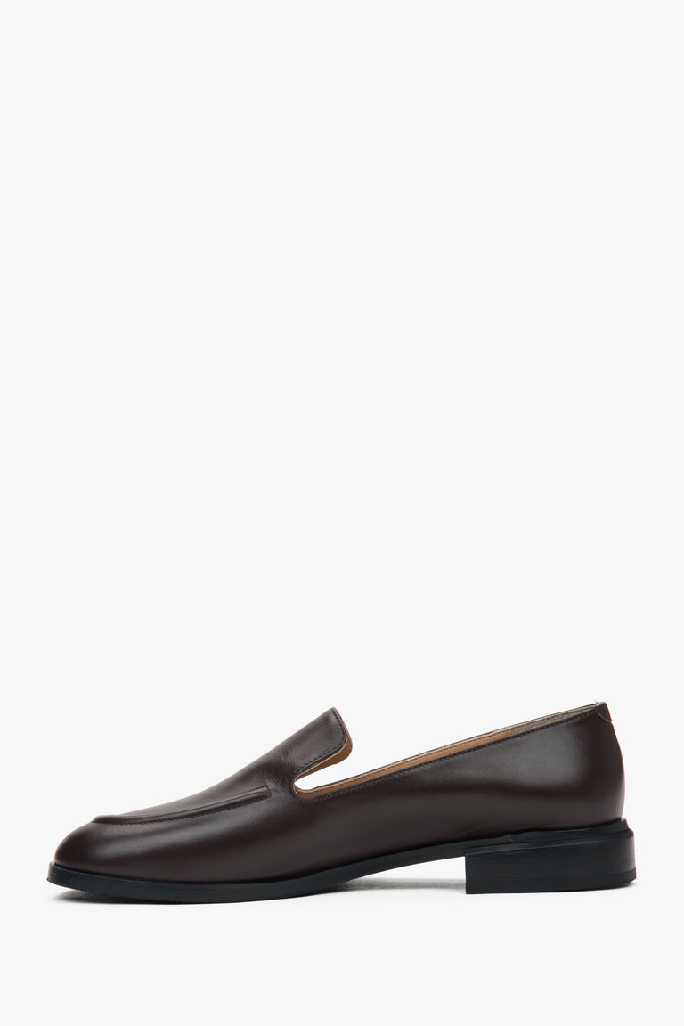 Stylish dark brown women's loafers by Estro, crafted from durable natural leather in a classic design.