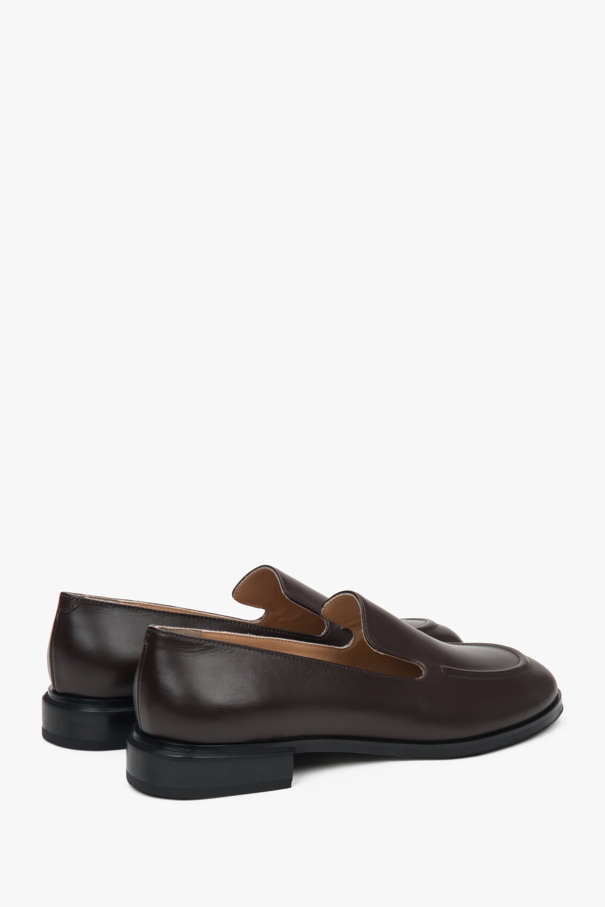 Comfortable and elegant women’s loafers by Estro in classic dark brown, made from natural leather – close-up of the heel.