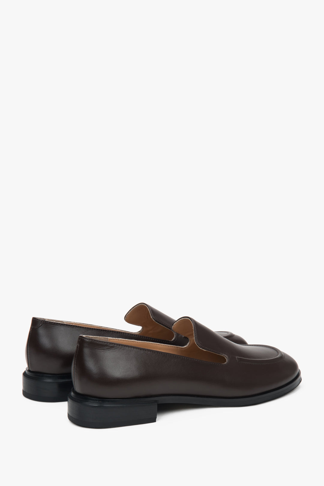 Comfortable and elegant women’s loafers by Estro in classic dark brown, made from natural leather – close-up of the heel.