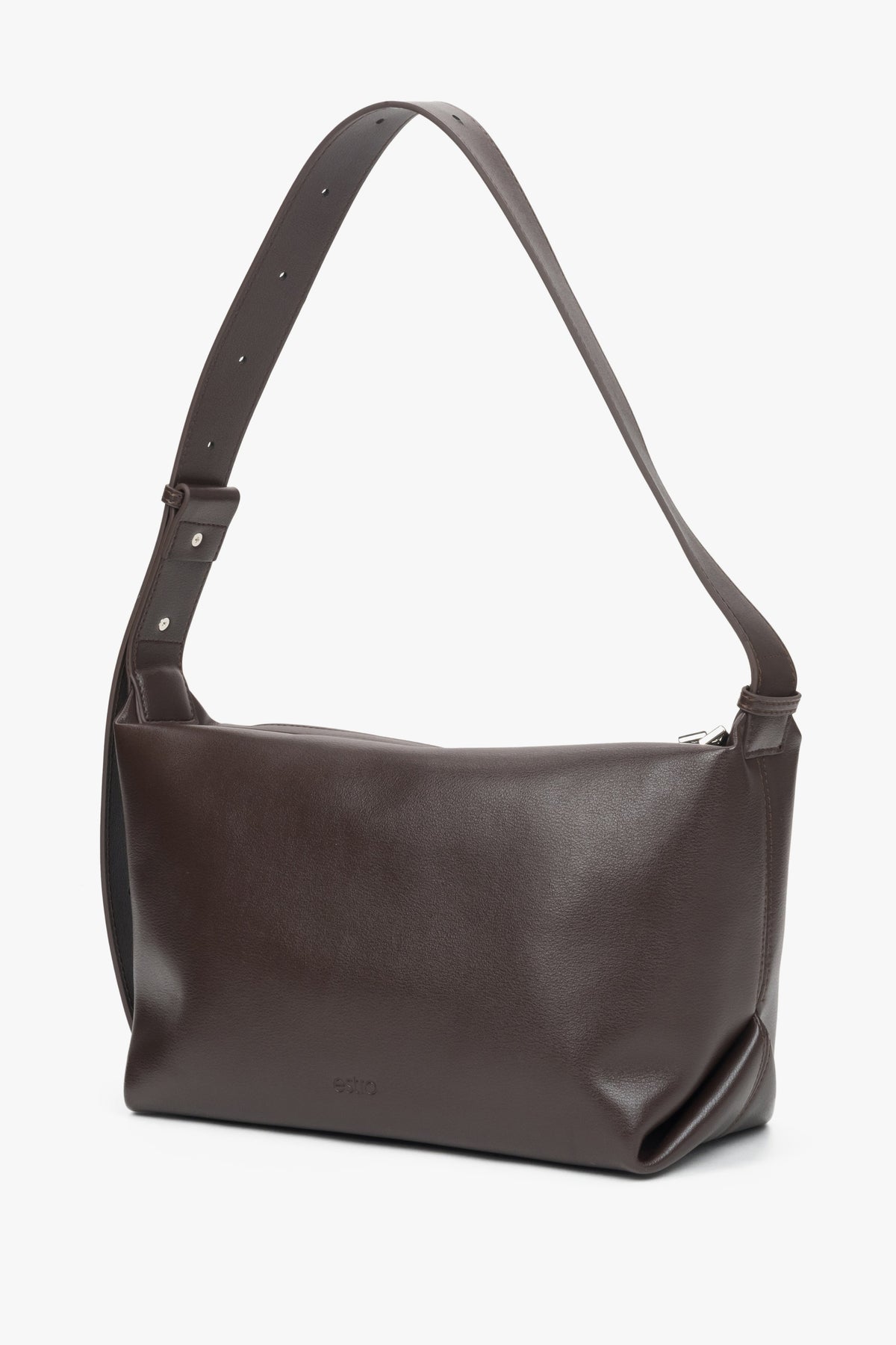 Compact dark brown messenger bag Estro made of natural leather, perfect for shoulder wear.