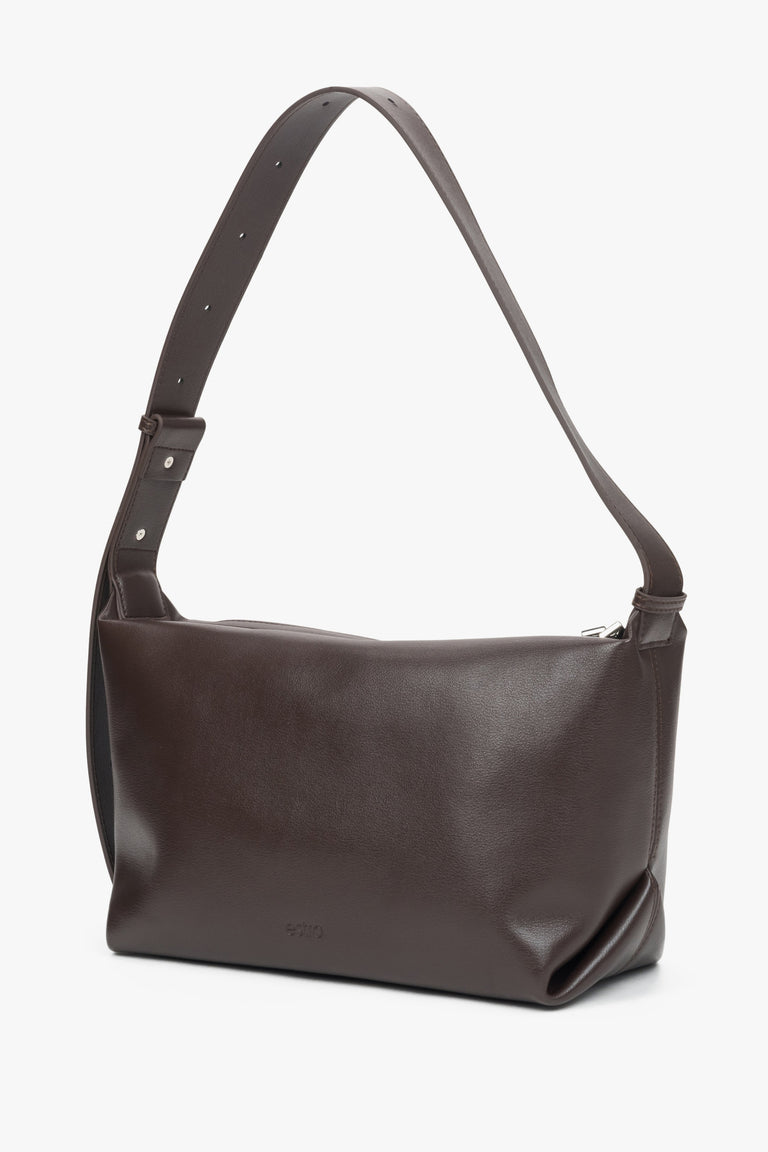 Compact dark brown messenger bag Estro made of natural leather, perfect for shoulder wear.