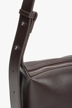Stylish dark brown natural leather messenger bag from Estro, comfortable for shoulder wear – details.