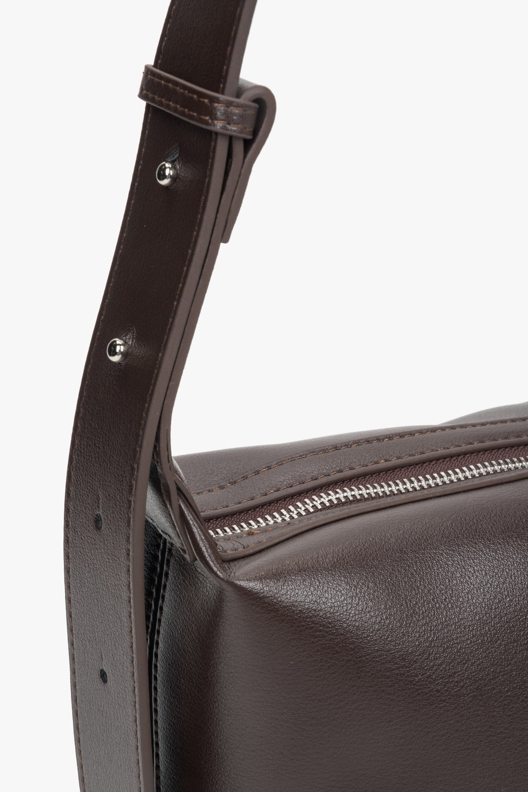 Stylish dark brown natural leather messenger bag from Estro, comfortable for shoulder wear – details.