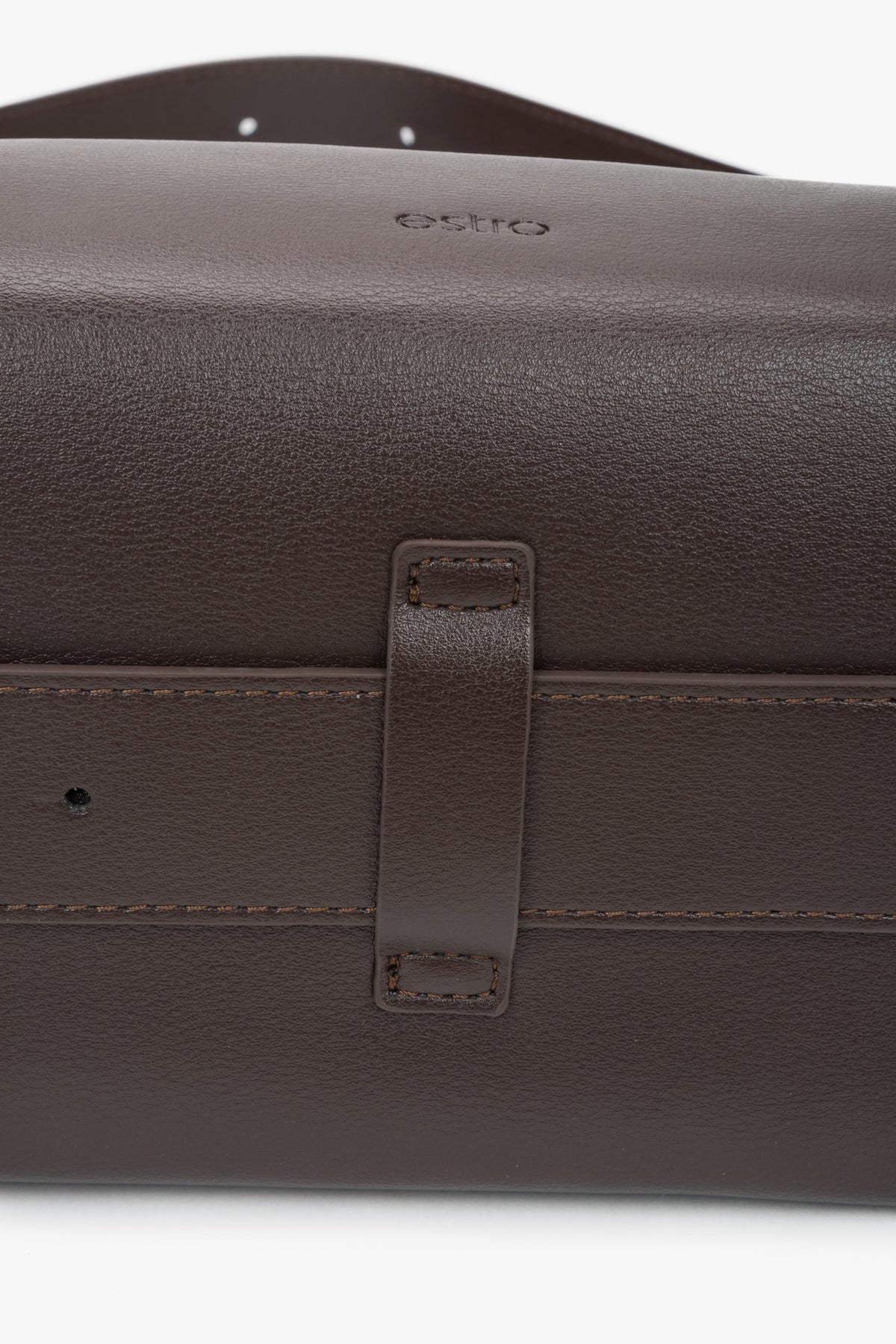Dark brown natural leather messenger bag from Estro, perfect for everyday shoulder wear – close-up on stitching.