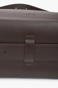 Dark brown natural leather messenger bag from Estro, perfect for everyday shoulder wear – close-up on stitching.