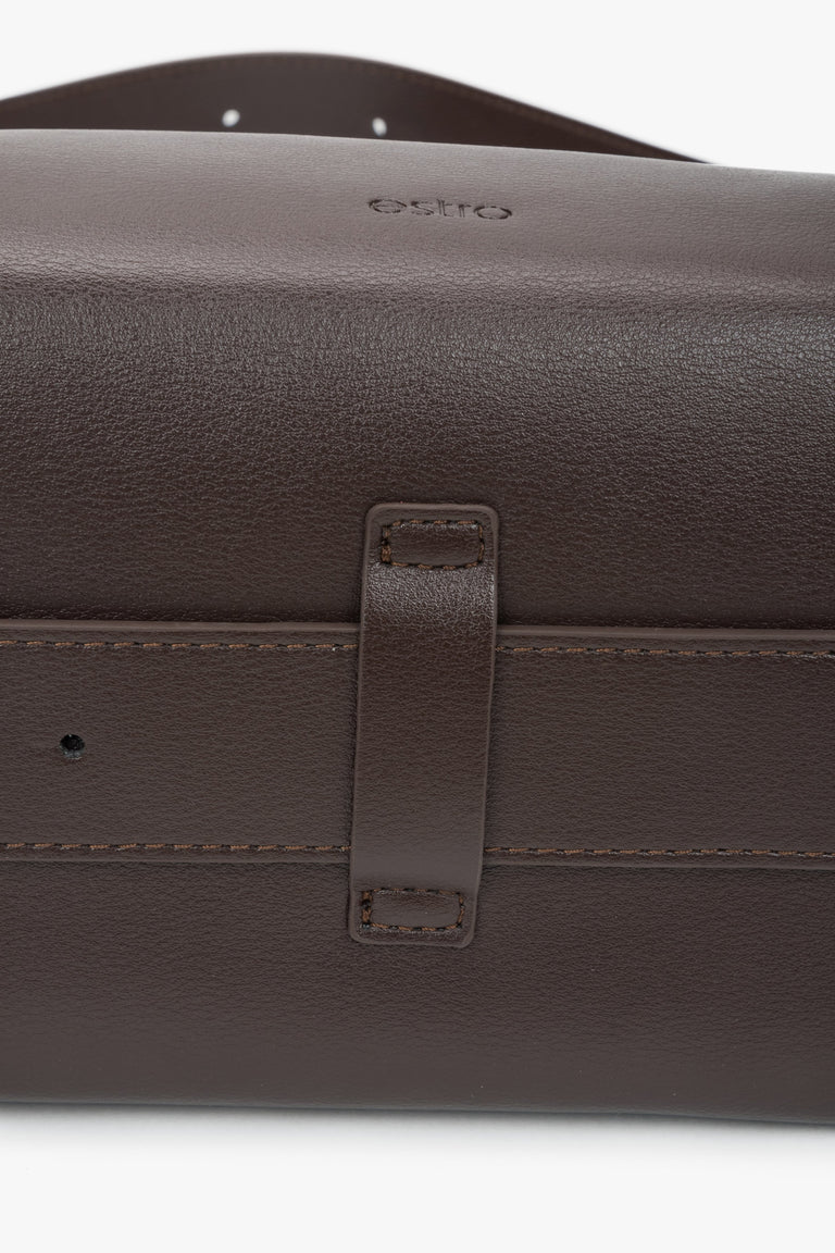 Dark brown natural leather messenger bag from Estro, perfect for everyday shoulder wear – close-up on stitching.