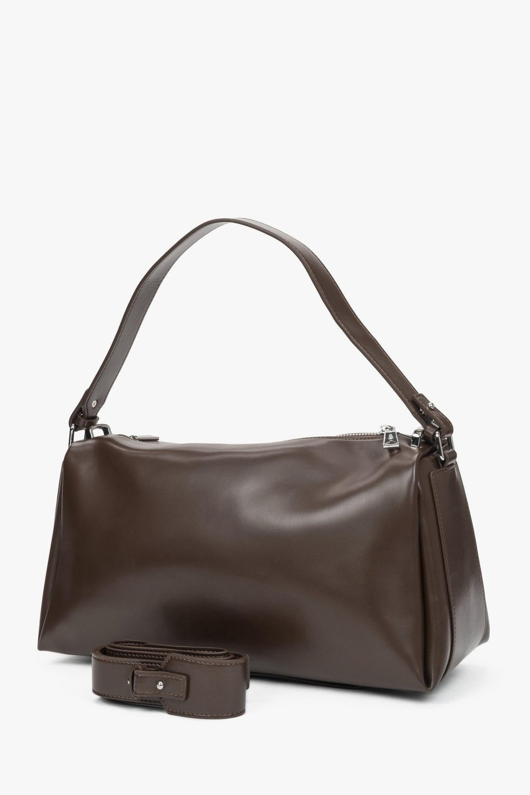 Elegant dark brown crossbody bag by Estro, made of high-quality natural leather.