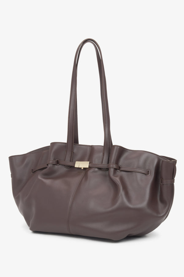 Dark brown shoulder bag made of natural leather, Estro model ER00116611, with long handles.