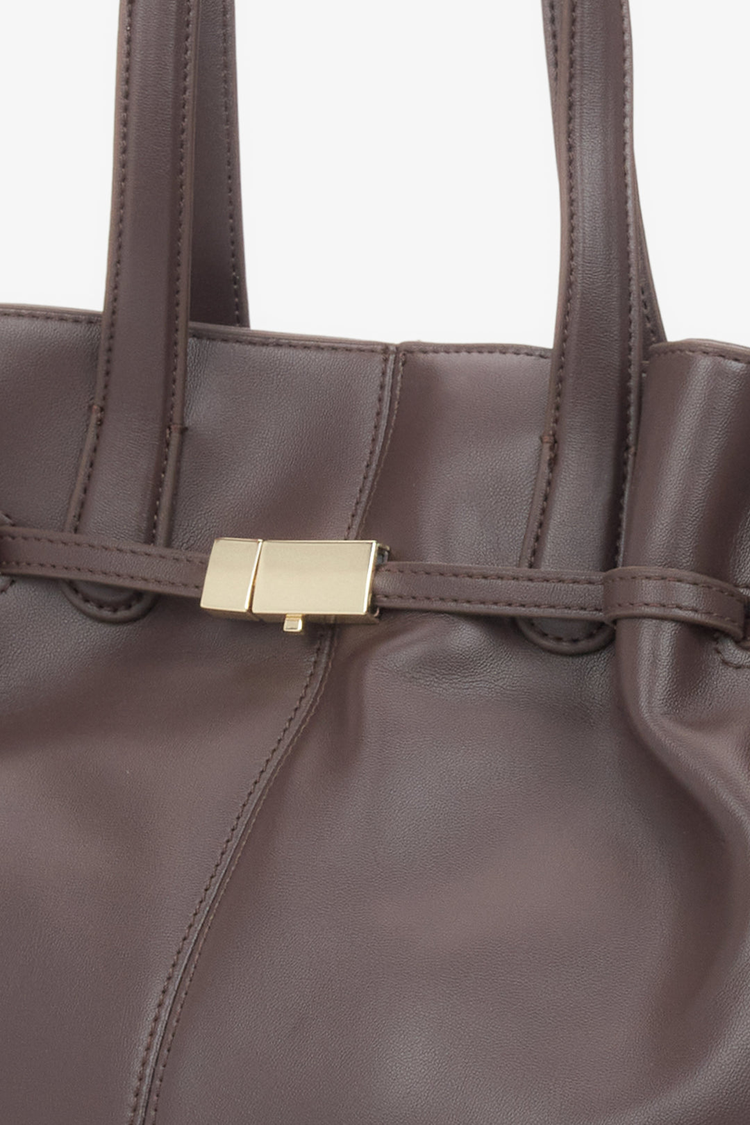Estro leather bag ER00116611 in dark brown, designed with long shoulder straps – details.