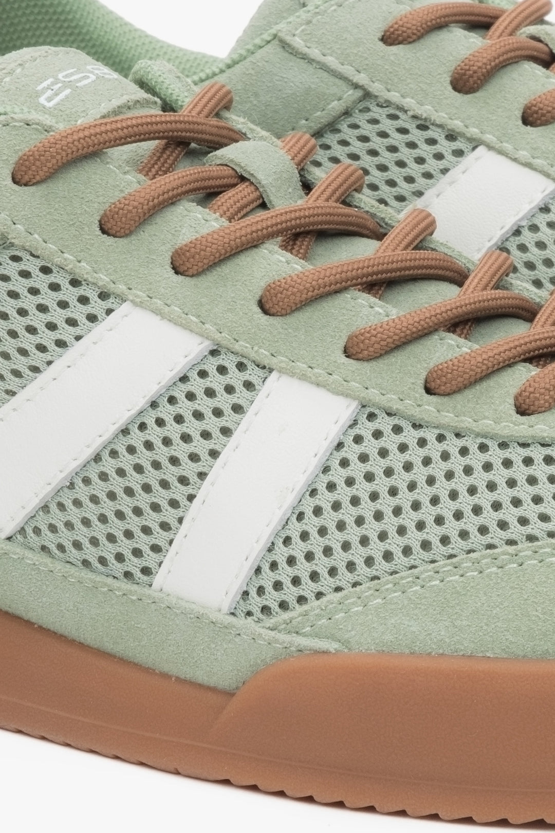 Women's sneakers made of mesh and velour in green – close-up of the details.