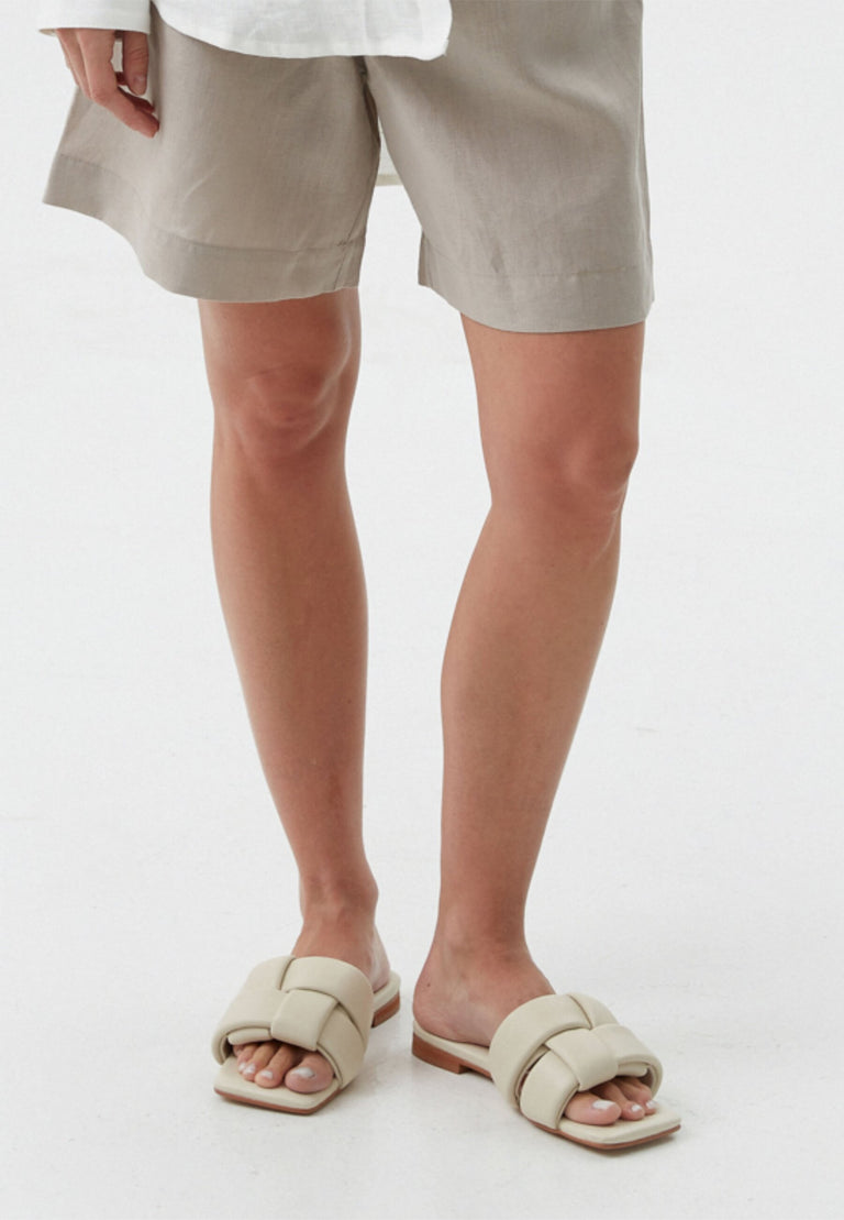 Women's light beige leather slides, Estro brand  – on-foot presentation.