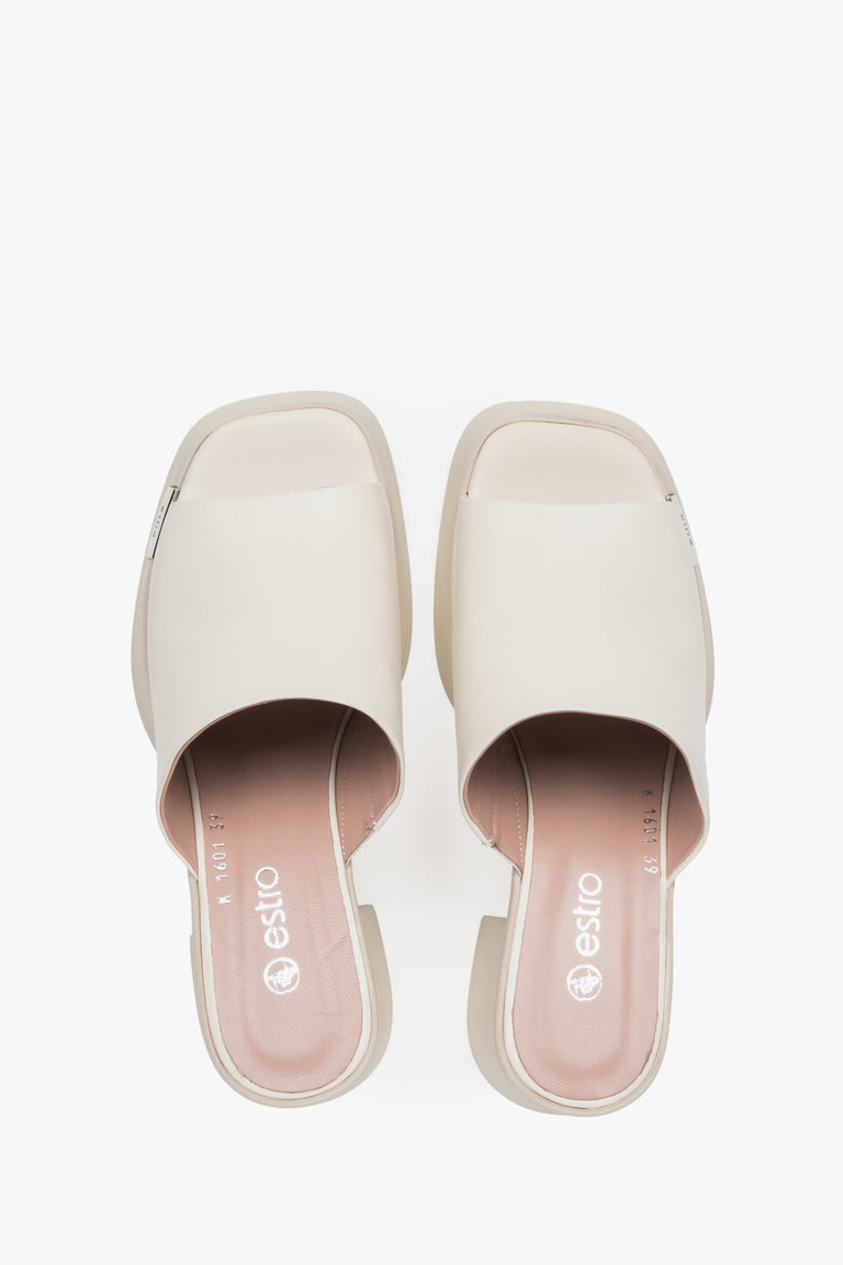 Light beige leather sandals by Estro, perfect for summer, featuring a comfortable and stable block heel.