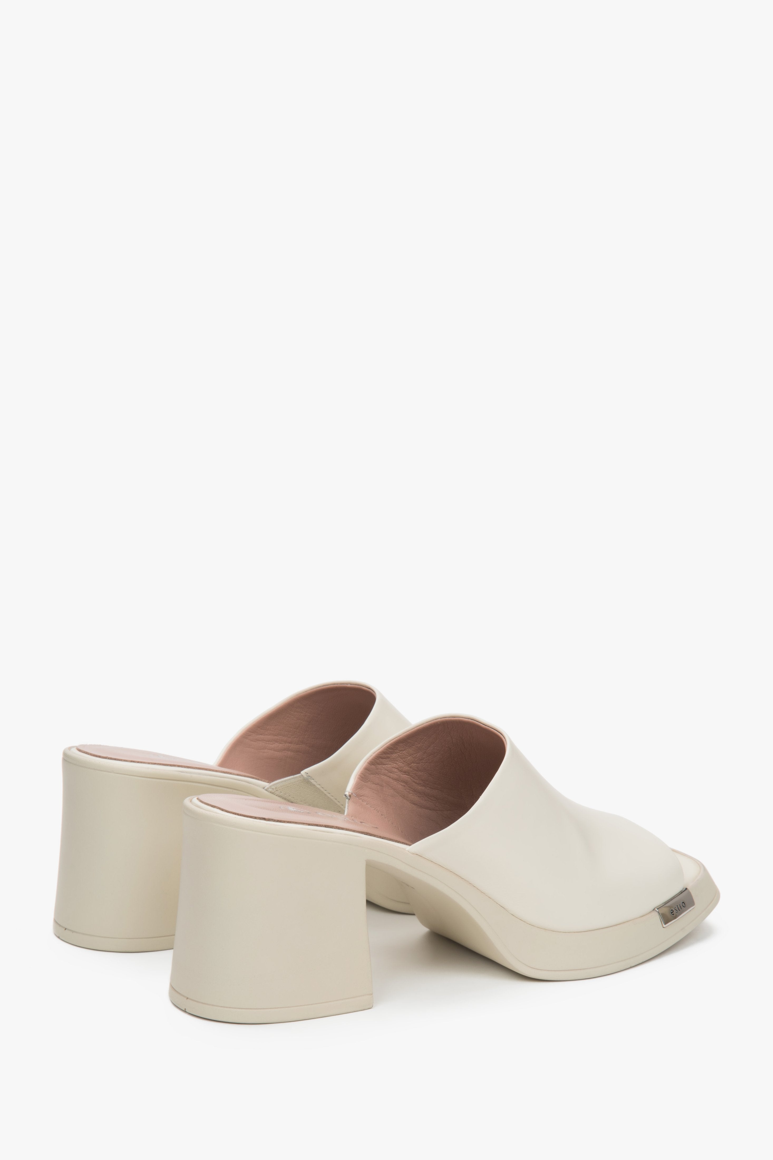Light beige women's sandals by Estro, made of natural leather and set on a stable block heel.