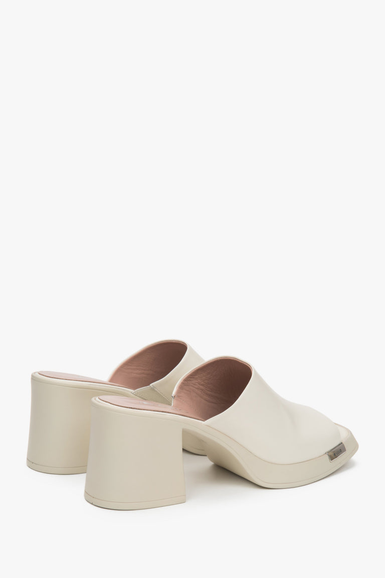 Light beige women's sandals by Estro, made of natural leather and set on a stable block heel.